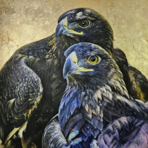 Galeria Wiele Sztuki prezentuje obraz akrylowy Hladki „Rulers of the sky” ze złotym szlagmetalem. Realistyczny portret dwóch orłów na tle fakturowego złota, z widocznymi niebieskimi i fioletowymi refleksami w upierzeniu.