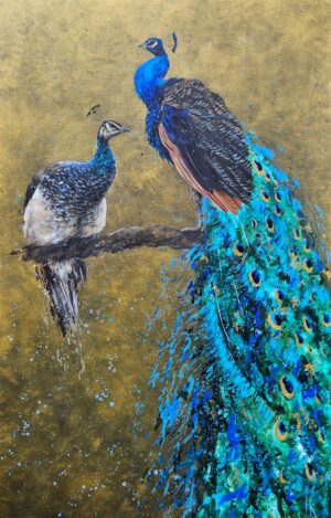 Galeria Wiele Sztuki prezentuje obraz akrylowy Hladki „Z cyklu: Peacocks”. Kompozycja przedstawia parę pawi na gałęzi na tle nasyconego złota.