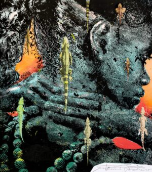 Grafika Karola Lewalskiego „Korzenie” z Galerii Wiele Sztuki. Wielobarwny linoryt przedstawiający profil czarnoskórej kobiety w ujęciu od tyłu. Postać ma dłonie splecione na karku i grube korale na plecach. Tło w nasyconych barwach zachodzącego słońca, z motywem biegających jaszczurek.