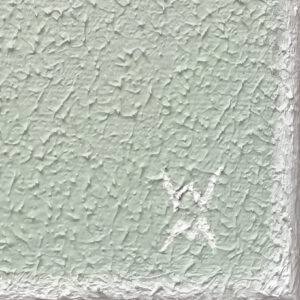 Fragment obrazu olejnego Macieja Wichnowskiego „Baba z cyckami”. Widoczna sygnatura malarza: drukowane litery W i M ułożone jedna nad drugą. Obraz dostępny w ofercie Galerii Wiele Sztuki.