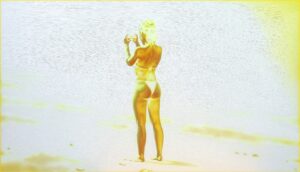 Galeria Wiele Sztuki prezentuje obraz Macieja Marii Wichnowskiego „O raju”. Kompozycja przedstawia stojącą na plaży kobietę, ubraną w kostium kąpielowy i skąpaną w intensywnym, żółto-białym świetle. Obraz charakteryzuje się świetlistą paletą i subtelną fakturą.