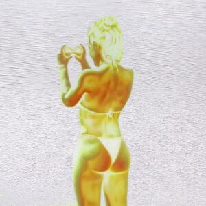 Fragment obrazu Macieja Wichnowskiego „O Raju”. Widoczna centrala postać kompozycji – sylwetka kobiety, trzymająca w dłoniach niewielką klepsydrę. Obraz dostępny w ofercie Galerii Wiele Sztuki.