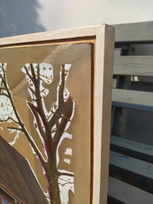 Fragment obrazu olejnego Piotra Tymochowicza przedstawiającego stary dom. Widoczny prawy, górny róg obrazu z detalami autorskiej, drewnianej oprawy.