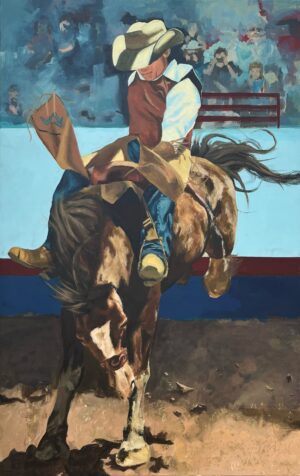 Galeria Wiele Sztuki prezentuje akrylowy obraz Sary Susmend „Kowboj”. Wertykalna kompozycja o wymiarach 70x110 cm ukazuje dynamiczną scenę rodeo, na której kowboj w kapeluszu próbuje utrzymać się na grzbiecie wierzgającego, gniadego konia.