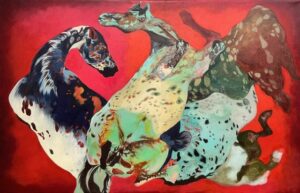 Galeria Wiele Sztuki prezentuje obraz olejny Sary Susmend „Gorączkowa fantasmagoria”. Wertykalna kompozycja ukazuje splątane sylwetki koni obserwowanych z rzadkiej perspektywy spodniej, co sprawia, że zwierzęta zdają się lewitować nad widzem. Dzieło charakteryzuje się intensywną, ognistą czerwienią tła, która kontrastuje z chłodnymi fioletami, zieleniami i bielą końskich ciał.