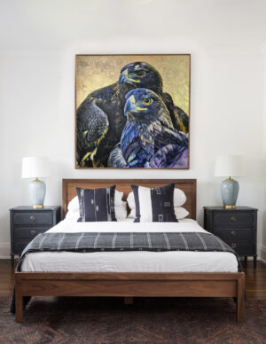 Wizualizacja we wnętrzu obrazu akrylowego Khrystyny Hladkiej „Rulers of the sky” ze złotym szlagmetalem. Realistyczny portret dwóch orłów na tle fakturowego złota, z widocznymi niebieskimi i fioletowymi refleksami w upierzeniu. Obraz z oferty Galerii Wiele Sztuki.