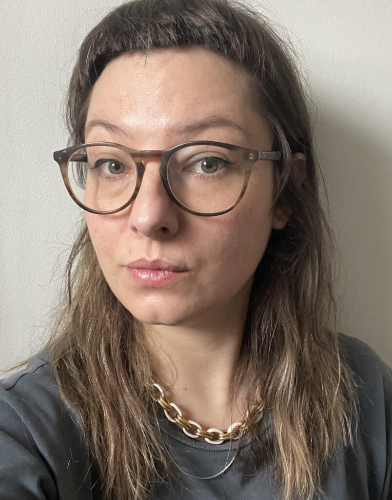 Galeria Wiele Sztuki, zdjęcie Anety Huk do biogramu artystki na stronie internetowej Galerii Wiele Sztuki.