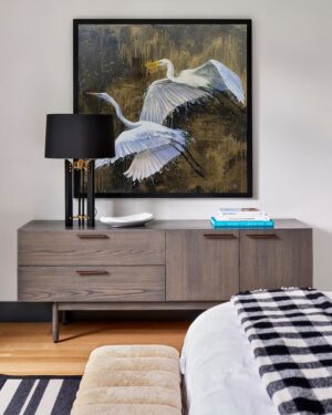 Wizualizacja we wnętrzu obrazu akrylowego Khrystyny Hladkiej „Symphony of Flight”. Dzieło przedstawia dwie białe czaple w dynamicznym locie na tle ciemnozłotej, abstrakcyjnej przestrzeni. Obraz z oferty Galerii Wiele Sztuki.