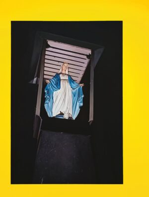 Galeria Wiele Sztuki, wielkoformatowy obraz Pawła Franciszka Jaskuły „Figura” 190 na 140 cm, olej na płótnie, 2026 r. Kompozycja przedstawia tradycyjną, wiejską kapliczkę przydrożną z rzeźbą Matki Boskiej w błękitnym płaszczu i białej szacie.