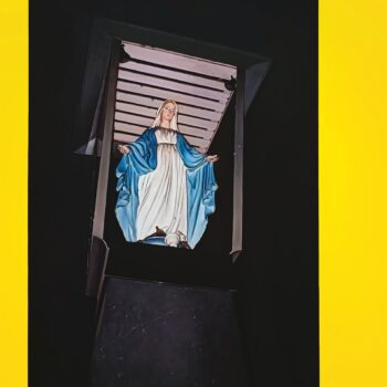 Galeria Wiele Sztuki, wielkoformatowy obraz Pawła Franciszka Jaskuły „Figura” 190 na 140 cm, olej na płótnie, 2026 r. Kompozycja przedstawia tradycyjną, wiejską kapliczkę przydrożną z rzeźbą Matki Boskiej w błękitnym płaszczu i białej szacie.