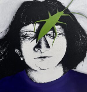 obraz Ewy Babiarz „Autoportret z Zuzanną” Kontrastowa kompozycja przedstawia monochromatyczną, graficzną twarz kobiety o zamkniętych oczach, na której czole i oku spoczywa jaskrawozielony owad. Postać ubrana jest w ciemnofioletową koszulkę, a tło stanowią subtelne, jasne pociągnięcia pędzla.