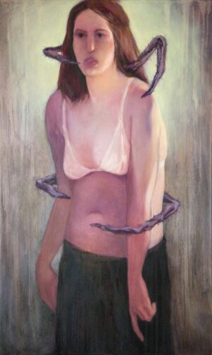 Martyna Dominiak „Trzymam w łazience pająka, bo jesteśmy spokrewnieni” – surrealistyczny portret młodej kobiety w bieliźnie oplecionej odnóżami pająka, obraz olejny na płótnie lniano-bawełnianym.